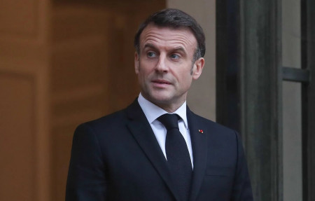 Emmanuel Macron : le président moqué pour son écriture