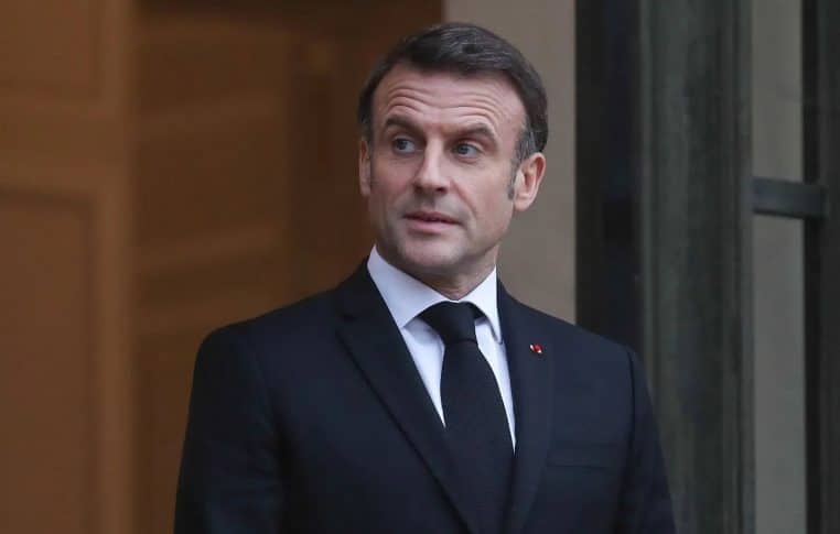Emmanuel Macron : le président moqué pour son écriture