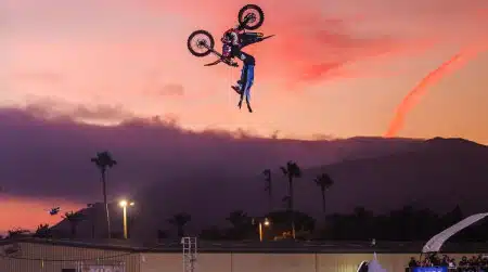 Jayo Archer tente un triple back flip
