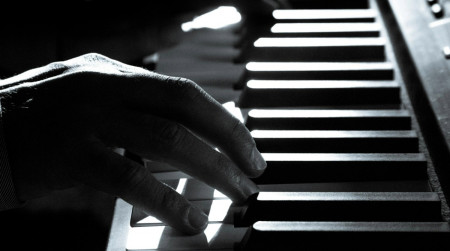 mains jouant du piano