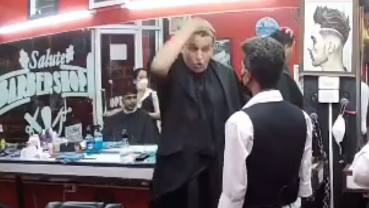 mecontent couple coiffeur attaque vendeur tondeuse