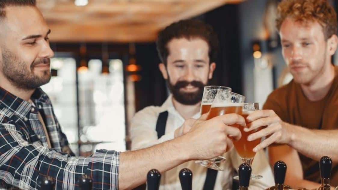 hommes boivent bière
