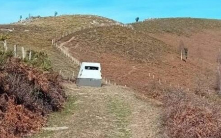 radar volée et vandalisé déposé sur le chemin d'une montagne isolé