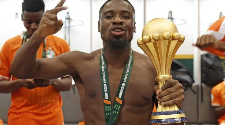 Serge Aurier célèbre la victoire avec le trophée de la CAN dans les mains