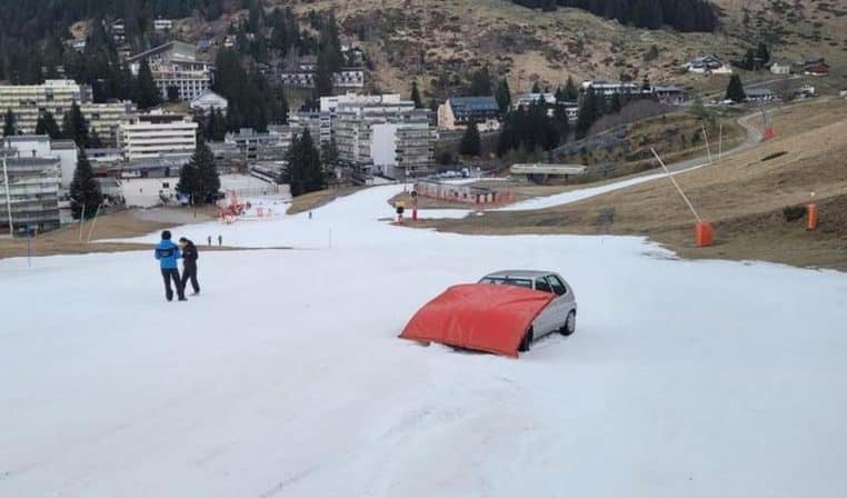 Un véhicule coincé sur une piste de ski