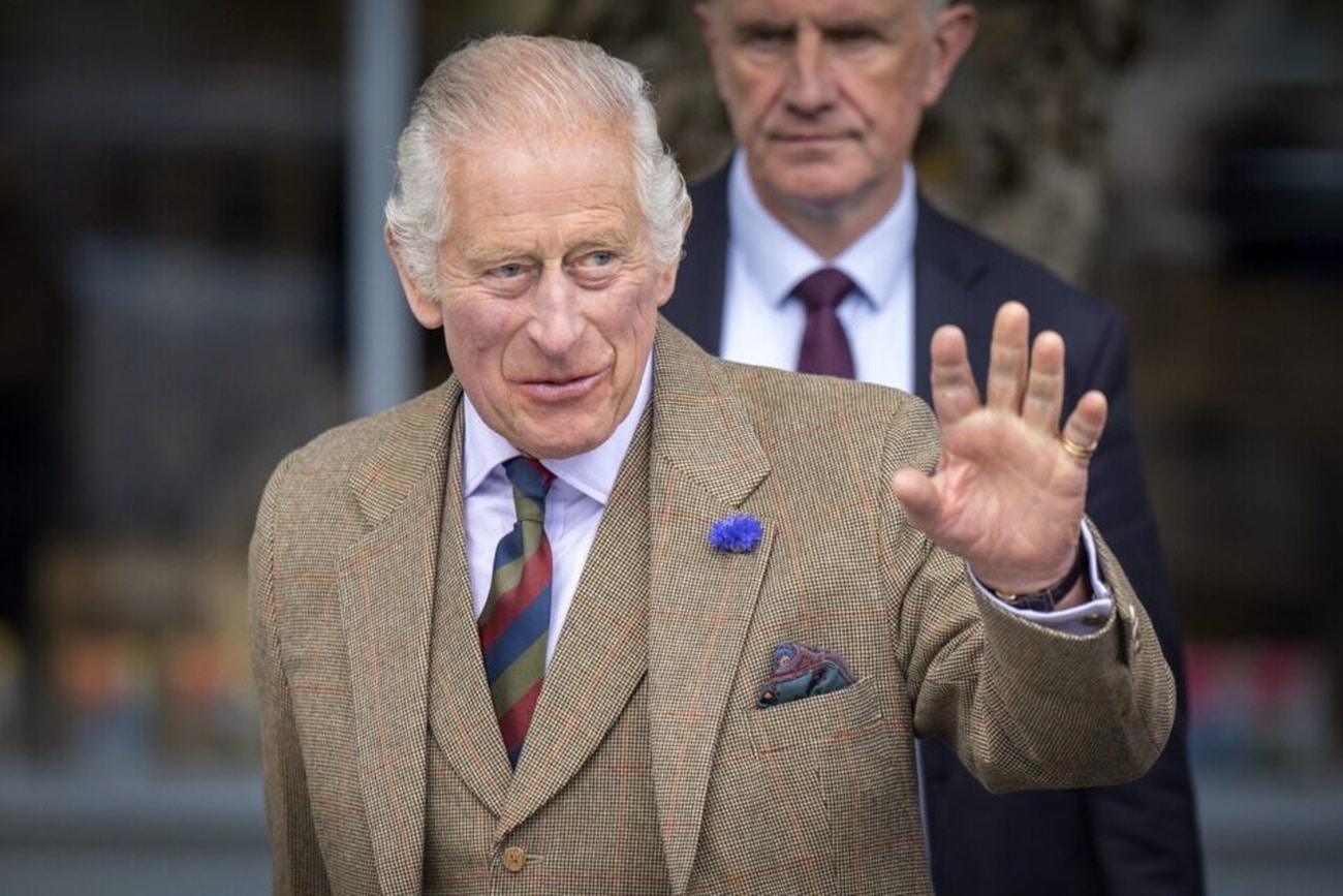 Charles III : les grilles de Buckingham Palace enfoncées par un automobiliste