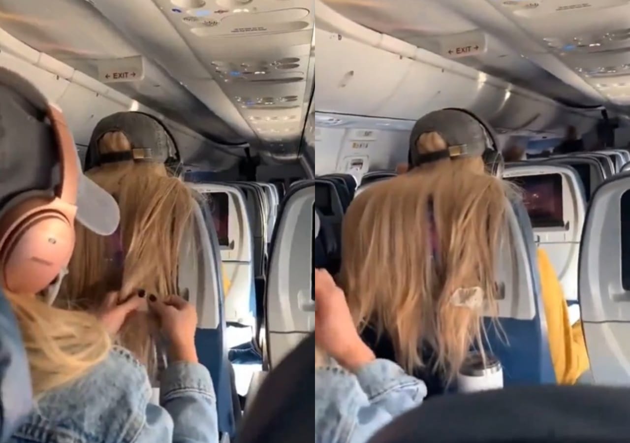 femme colle un chewing-gum dans les cheveux d'une passagère avion