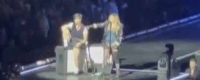 madonna concert bourde homme fauteuil roulant