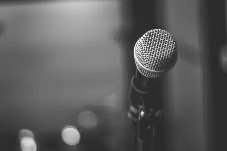 Micro Zola chanteur
