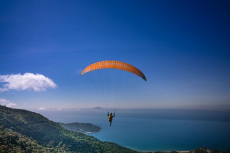 Son parachute est défaillant, il chute de 140 mètres