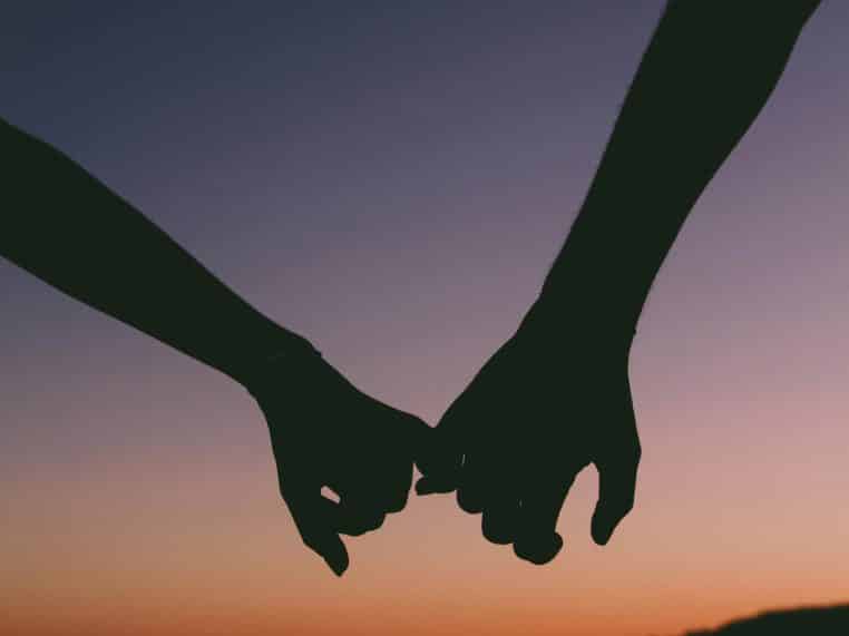 Il découvre que sa femme est sa sœur biologique