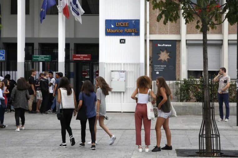 voile ecole proviseur du lycée Maurice Ravel (1)