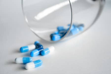 Il drogue sa femme et lui administre des suppositoires