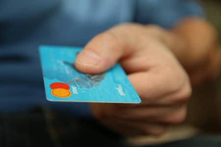 Elle emmène le cadavre de son oncle à la banque