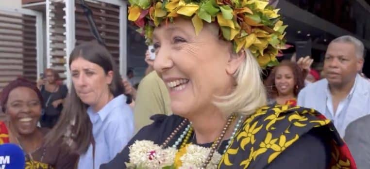 marine le pen mayotte tenue traditionnelle