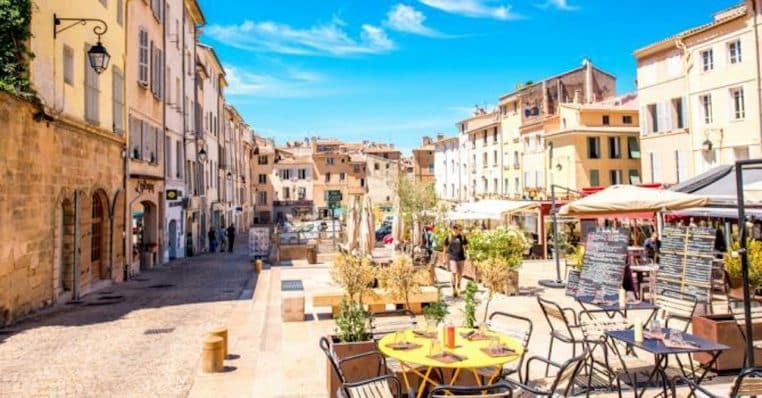 Rue du Sud de la France sous un grand soleil