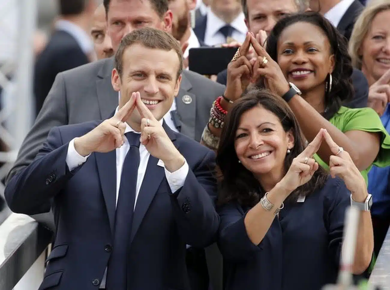 Anne Hidalgo se baigne dans la Seine avec le président