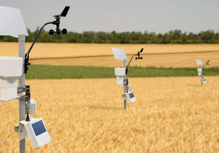 Trois appareils météorologiques, placés dans un champ