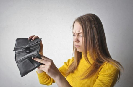 Une femme trouve un portefeuille, l'ouvre et fait une découverte macabre