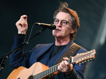 Francis Cabrel, âgé de 67 ans, muni d'une guitare