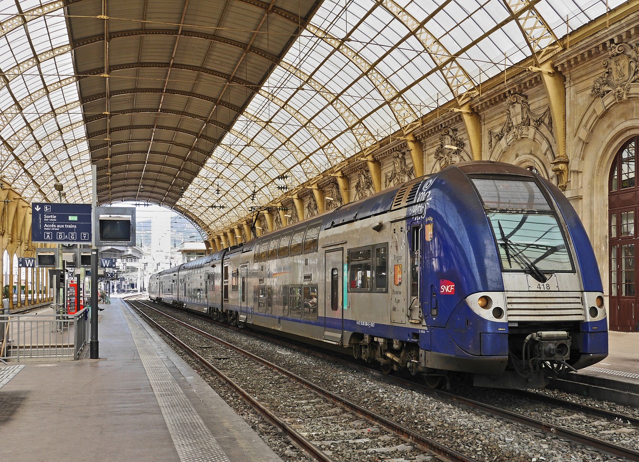 Image illustration gare SNCF train transilien