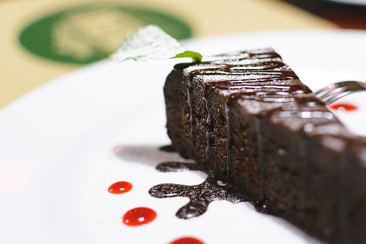 Gâteau au chocolat avec une feuille verte (cannabis).