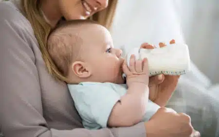 Image illustration bébé qui boit au biberon (Pixabay)