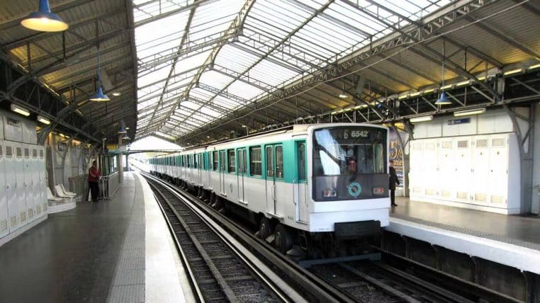 Image illustration, sur le métro 6 un sans-papiers sauve un homme qui voulait se suicider.