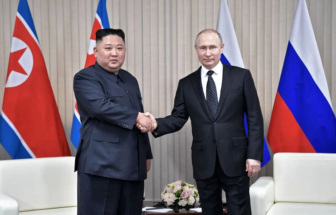 Kim Jong-Un, président nord-coréen, et Vladimir Poutine, président russe, lors d'une réunion diplomatique. (cadeau)