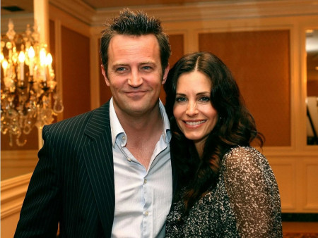Matthew Perry aux côtés de Courteney Cox