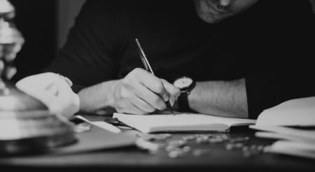 Un célèbre romancier décède à 77 ans