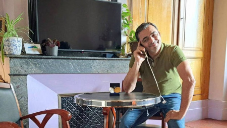 Table solaire récompensée au Concours Lépine 2024, dotée d'un système de recharge solaire pour les appareils électroniques.