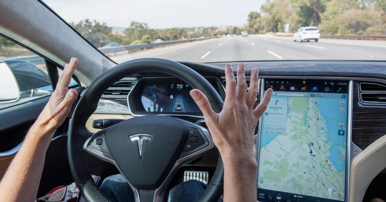 Tesla, voiture équipée d'une technologie avec un modèle d'Autopilot
