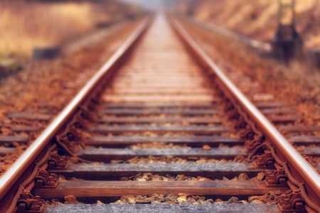 Trois enfants débarqués d'un train SNCF