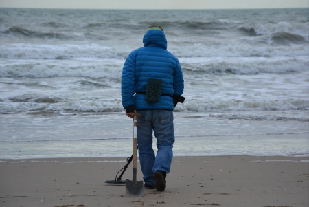 fortune hunter, man, people, détecteur de métaux, chercheur de trésor