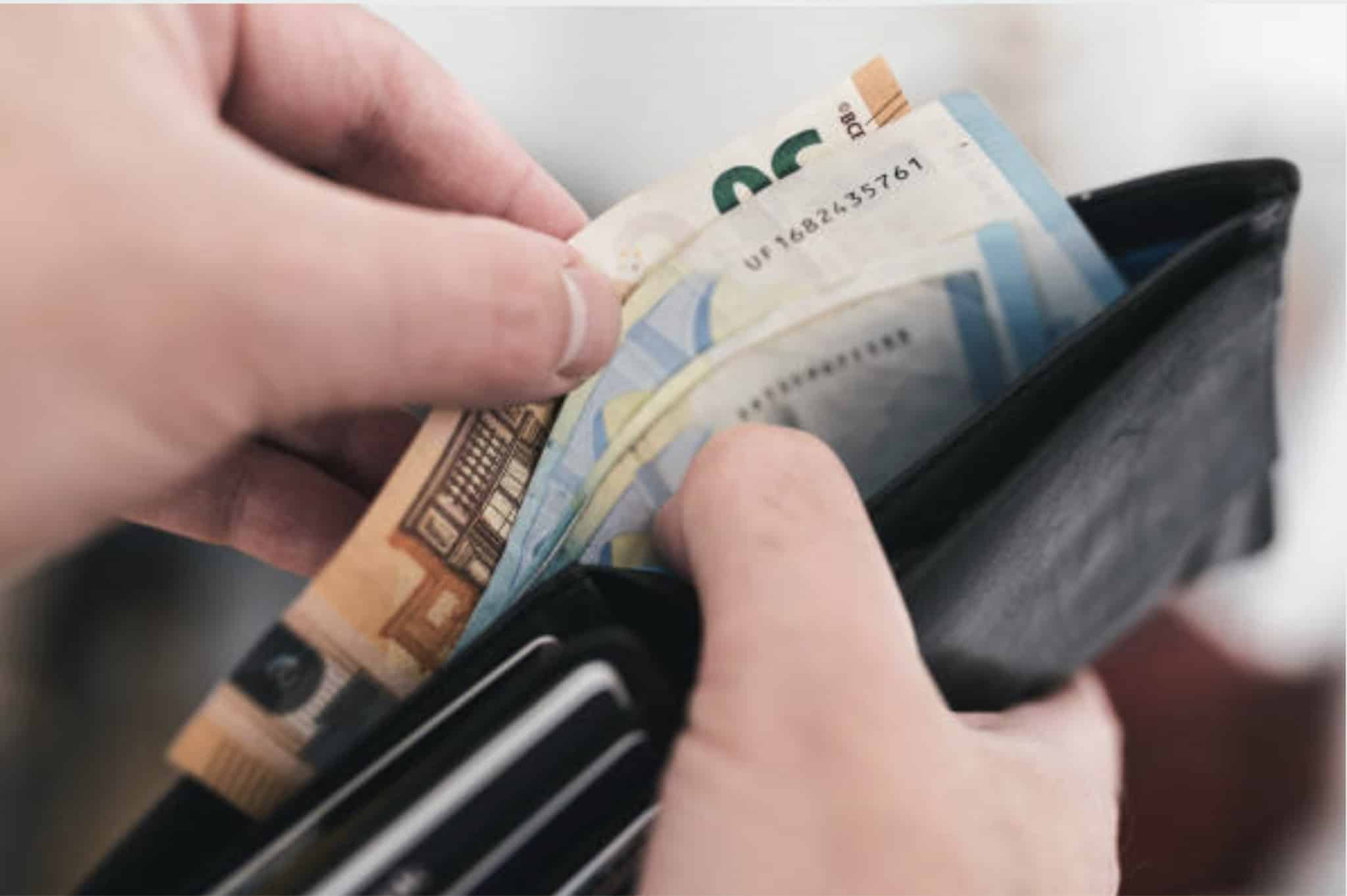 image illustration blague une fille demande de l'argent à sa famille