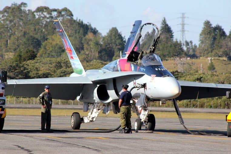 image illustration des avions de combat suisse se posent sur une autoroute.