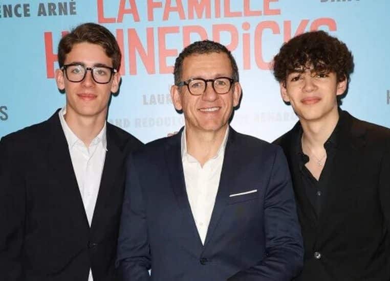 Dany Boon pose aux côtés de ses fils