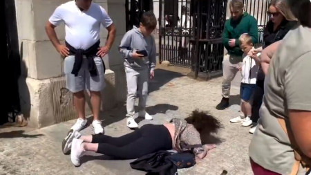 Elle finit au sol bousculée par un cheval