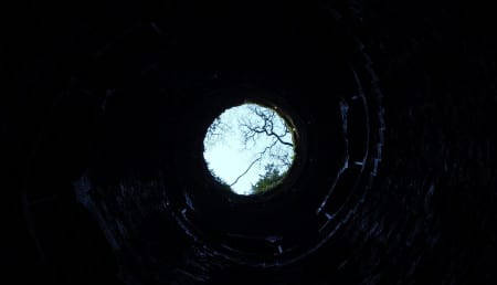 Cache-cache mortel : une fillette de cinq ans tombe dans un puits
