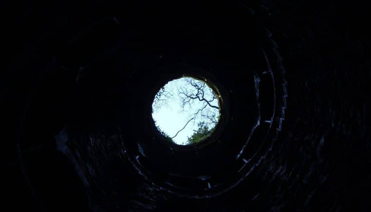 Cache-cache mortel : une fillette de cinq ans tombe dans un puits