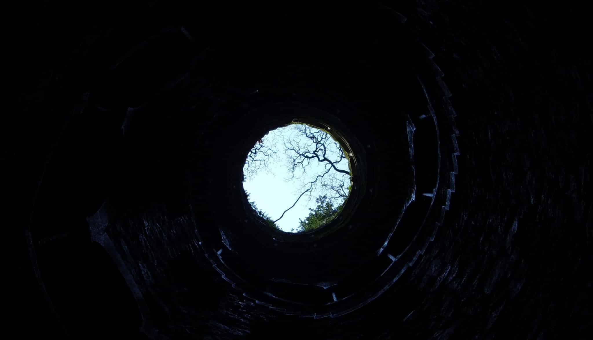 Cache-cache mortel : une fillette de cinq ans tombe dans un puits