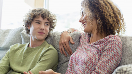 Image blague un fils demande à sa mère s'il est beau