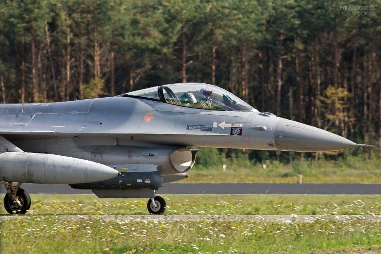 image illustration des avions de combat suisse se posent sur une autoroute.