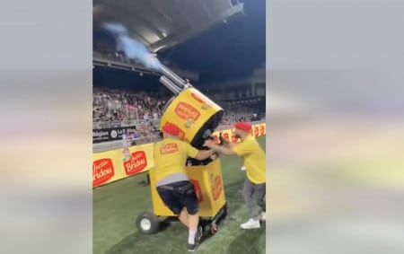 Image capture d'écran un canon Justin Bridou dans un stade de rugby