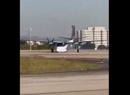 Image capture d'écran, un avion s'écrase sur le nez, car ses trains d'atterrissage ne sortent pas. Aucune victime
