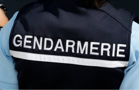 image illustration un homme se couche sur la bande d'arrêt d'urgence complètement bourré