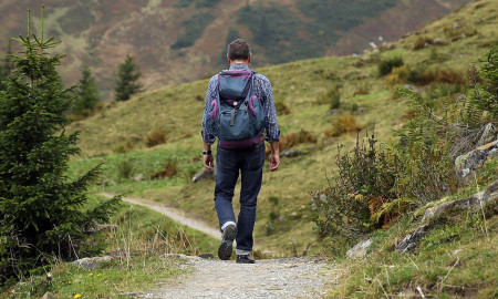 Image illustration un homme se perd en montagne et va survivre 10 jours
