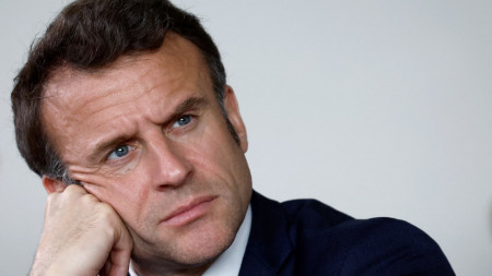 Image illustration Emmanuel Macron prend les européennes comme un coup de pied aux fesses.