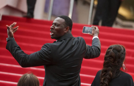 Image illustration Omar Sy est condamné par en suisse pour excès de vitesse.